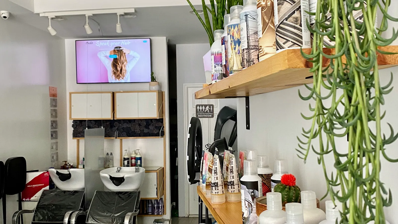 A & G Hair Salon, hair salon at 1586 1st Avenue in Manhattan, New York