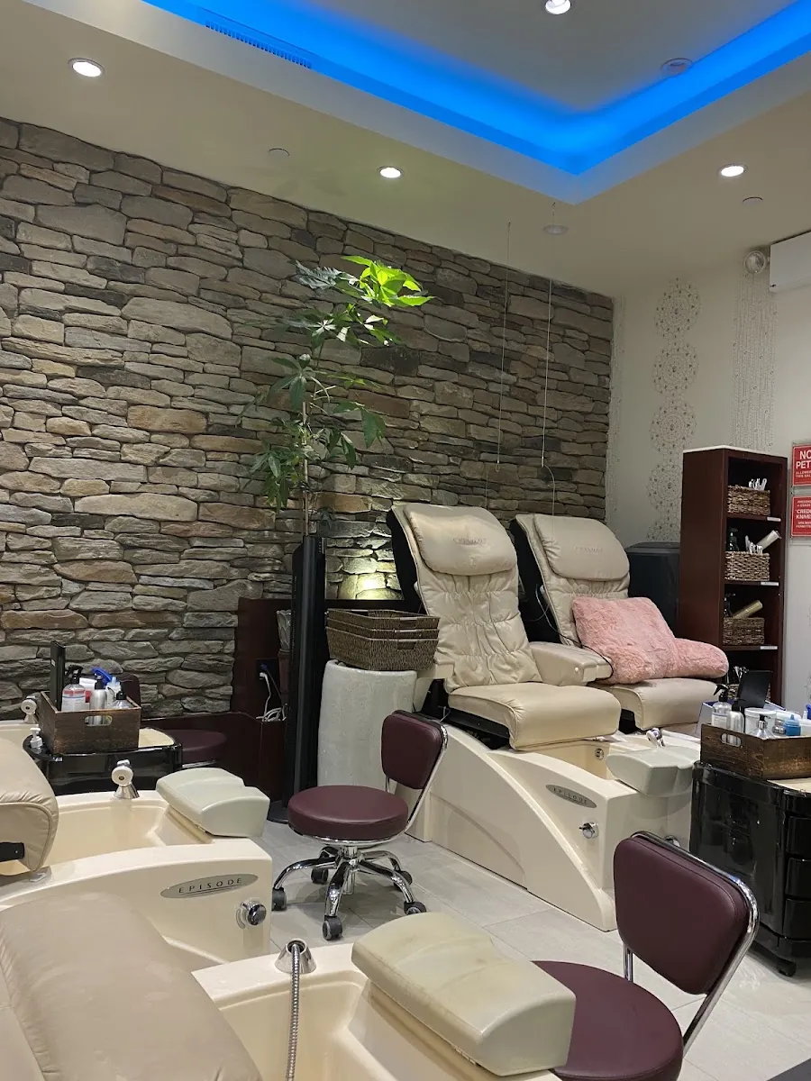 All Seasons Nail & Spa, beauty salon at 41 West End Avenue in Manhattan, New York