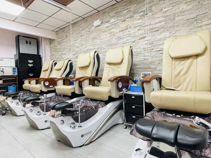 Azure Nails & Spa, beauty salon at 1844 2nd Avenue in Manhattan, New York