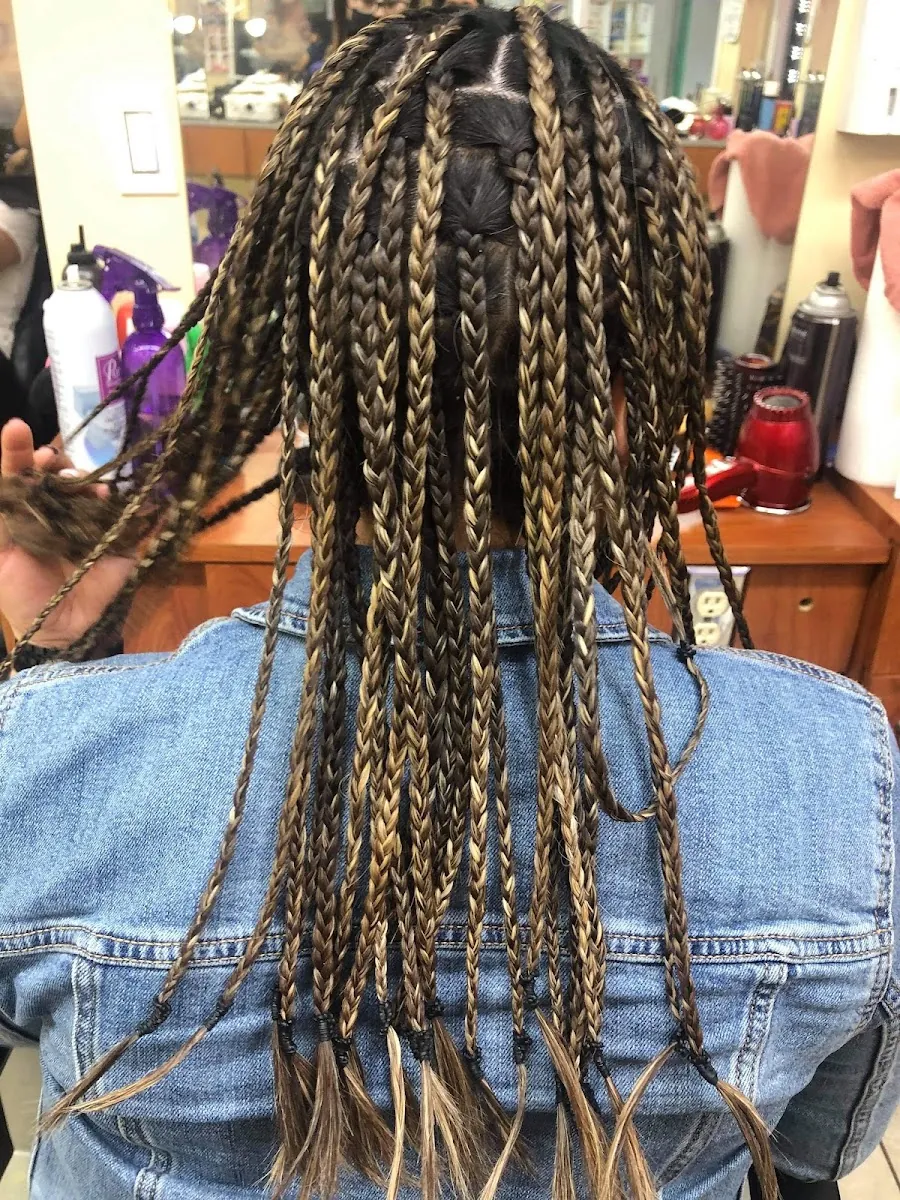Beyoutiful Barber Shop Hair Salon, hair salon at 95-31 Roosevelt Avenue in Queens, New York