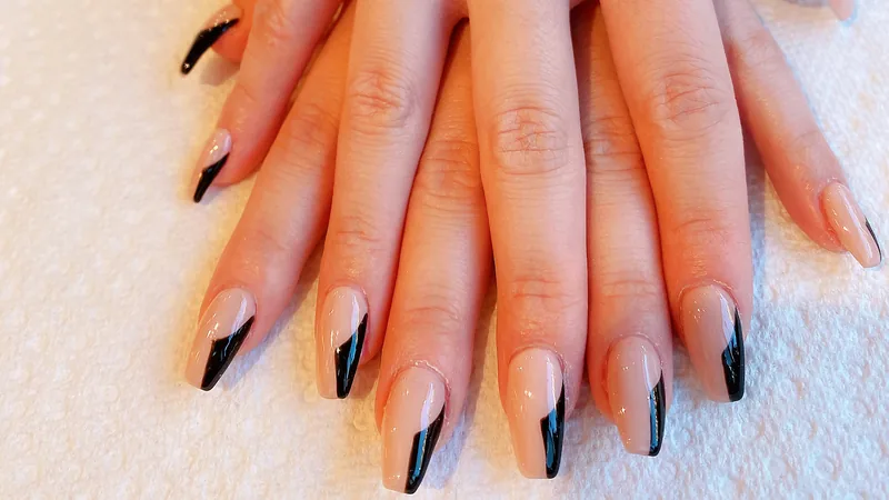 Bloomie Nails, beauty salon at 219 8th Avenue in Manhattan, New York
