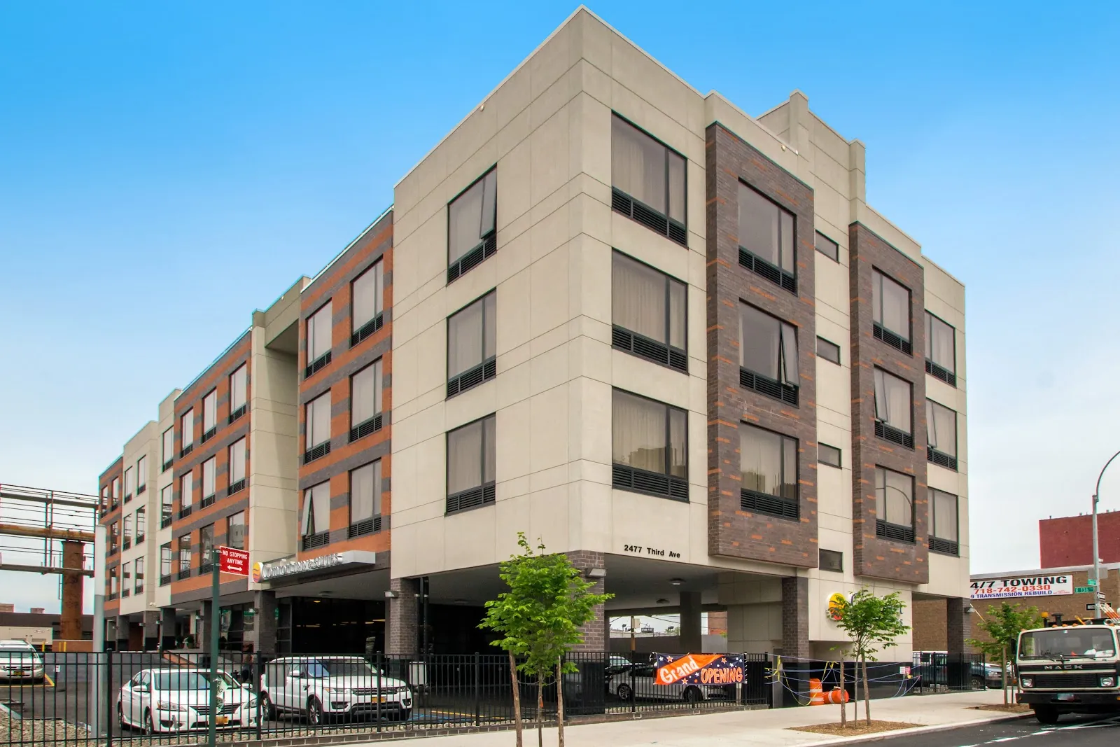 Comfort Inn & Suites, hotel at 2477 3rd Avenue in The Bronx, New York