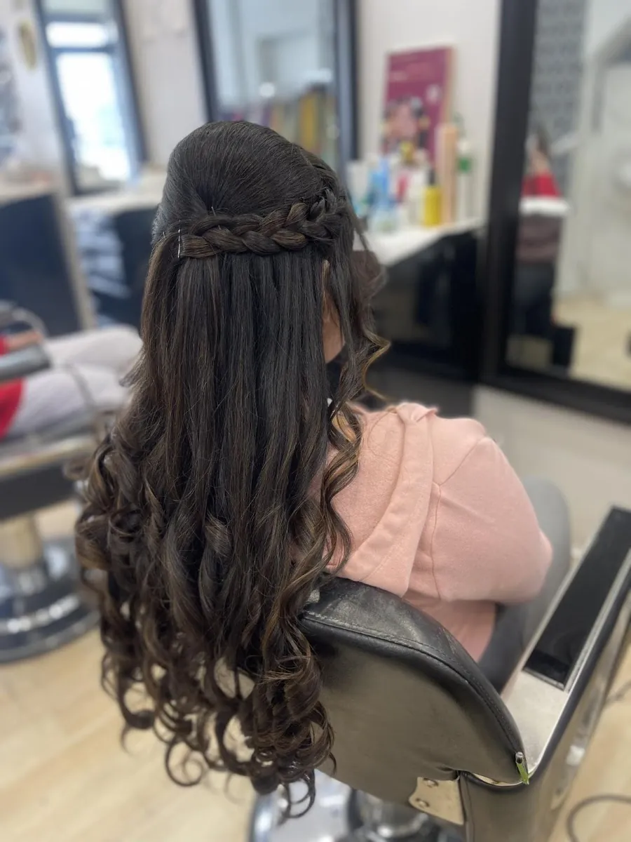 Dola Neauty Salon & Fashion, beauty salon at 163-08 Hillside Avenue in Queens, New York
