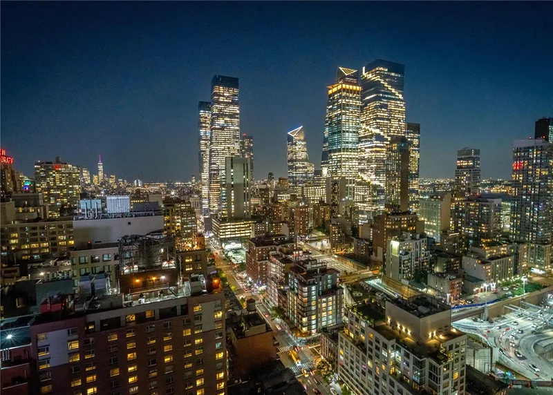 DoubleTree by Hilton Hotel, hotel at 350 West 40th Street in Manhattan, New York