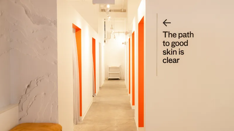 Glowbar, beauty salon at 805 Columbus Avenue in Manhattan, New York
