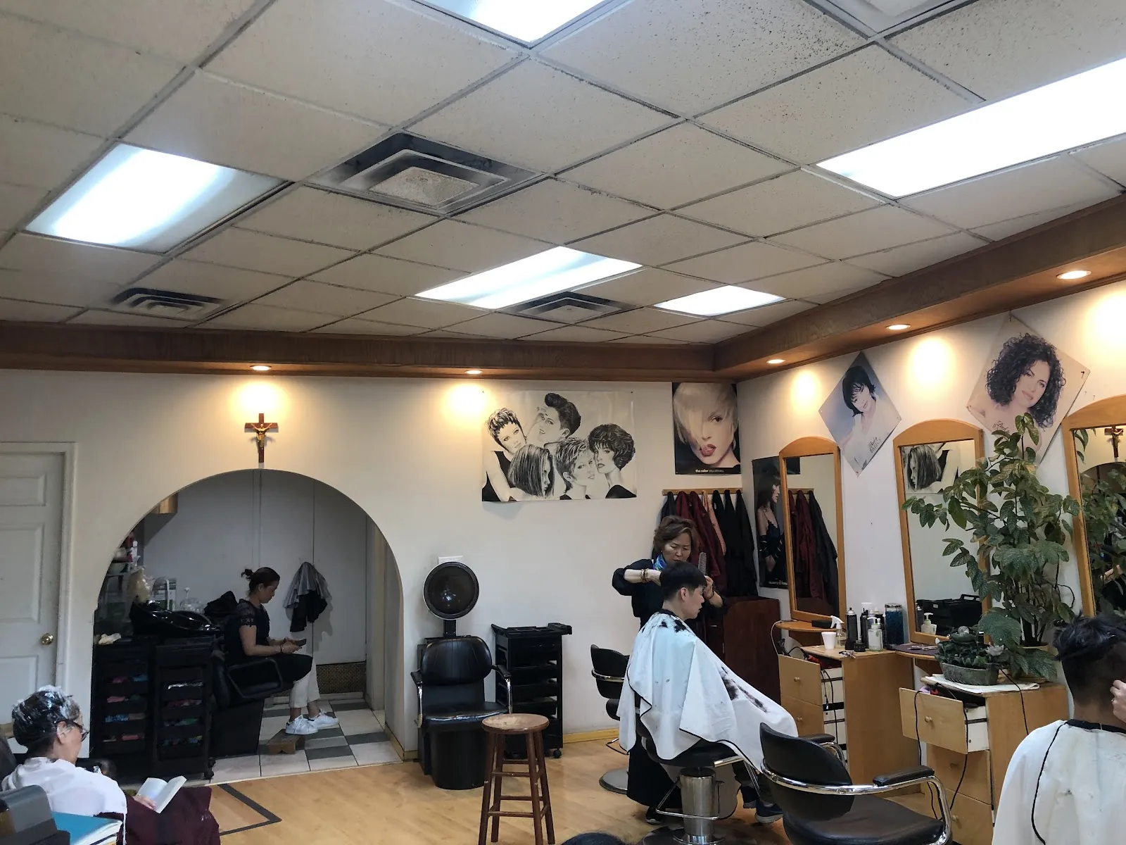 Hair Line, hair salon at 57-23 Roosevelt Avenue in Queens, New York