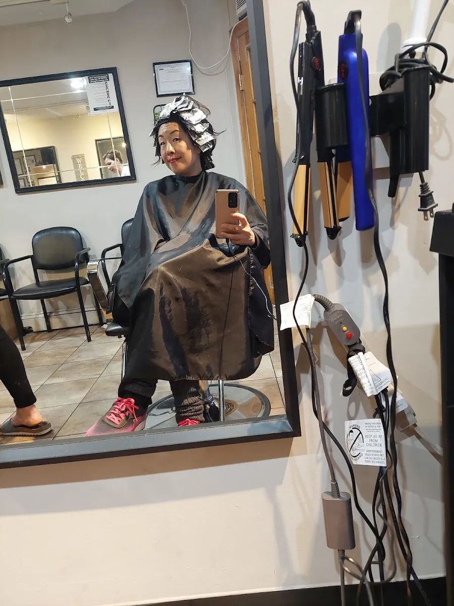Justyna's Beauty Salon, hair salon at 103 Norman Avenue in Brooklyn, New York