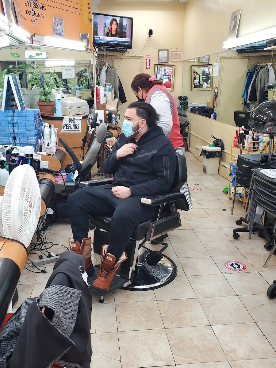 La Rubia De Columbus Barber Shop, hair salon at 927 Columbus Avenue in Manhattan, New York