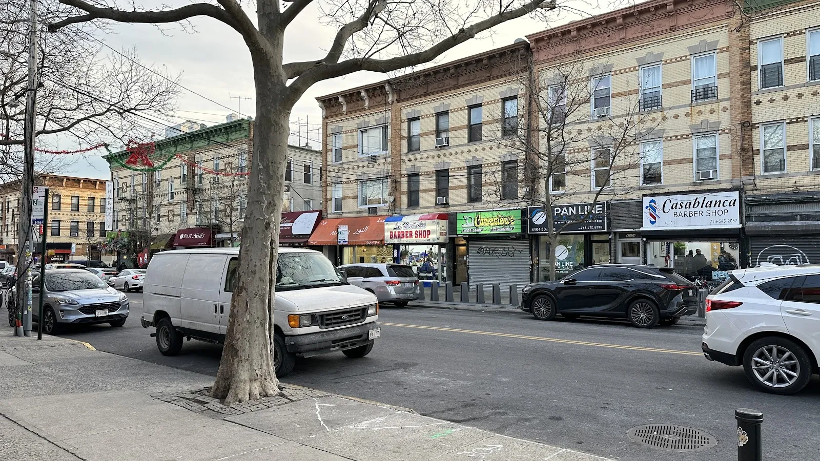 Los Muchachos Barber Shop, hair salon at 41-06 30th Avenue in Queens, New York