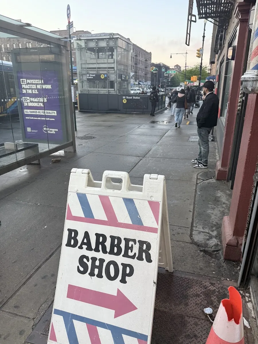 Star Cut Barber Shop, hair salon at 8607 4th Avenue in Brooklyn, New York