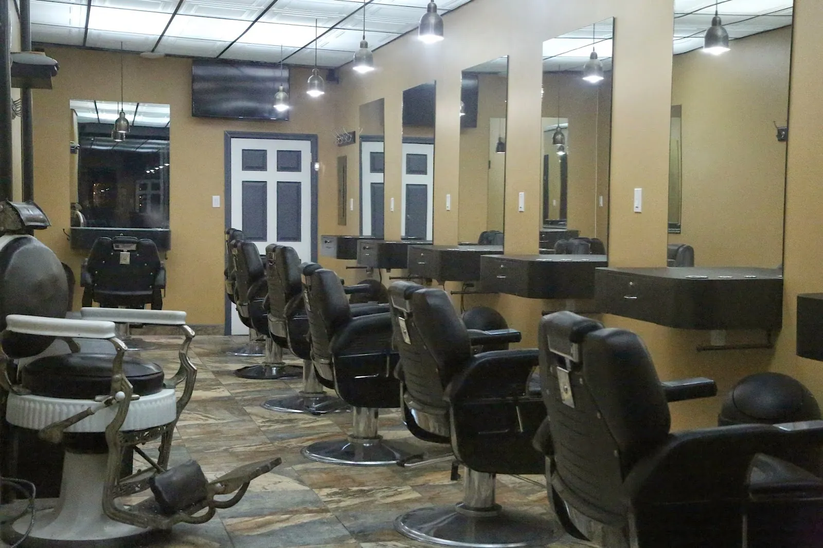 Tavo's Barber Shop, hair salon at 13 Wilson Avenue in Queens, New York
