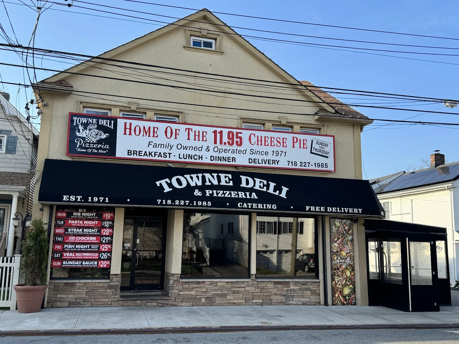 Towne Deli & Pizzeria, italian kitchen at 5373 Arthur Kill Road in Staten Island, New York