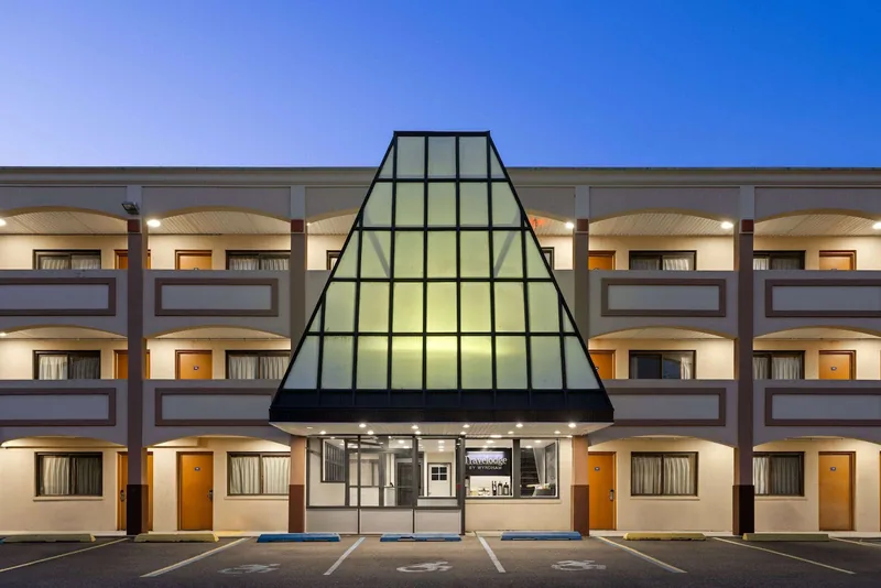 Travelodge by Wyndham Manhasset, hotel at 1177 Northern Boulevard in Queens, New York