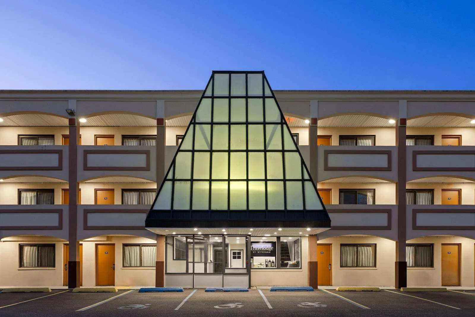 Travelodge by Wyndham Manhasset, hotel at 1177 Northern Boulevard in Queens, New York